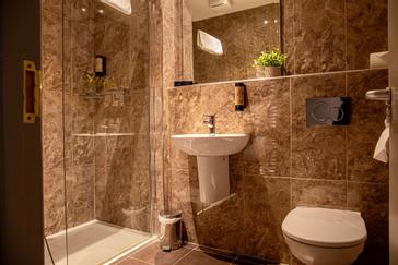 The Enniskillen Hotel | Enniskillen | classic double room bathroom